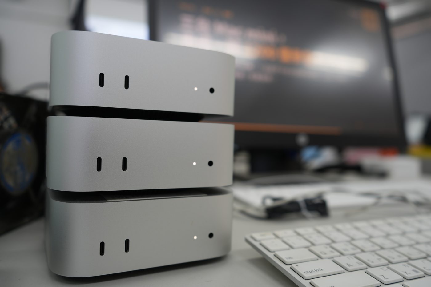 三台疊在一起的 Mac mini